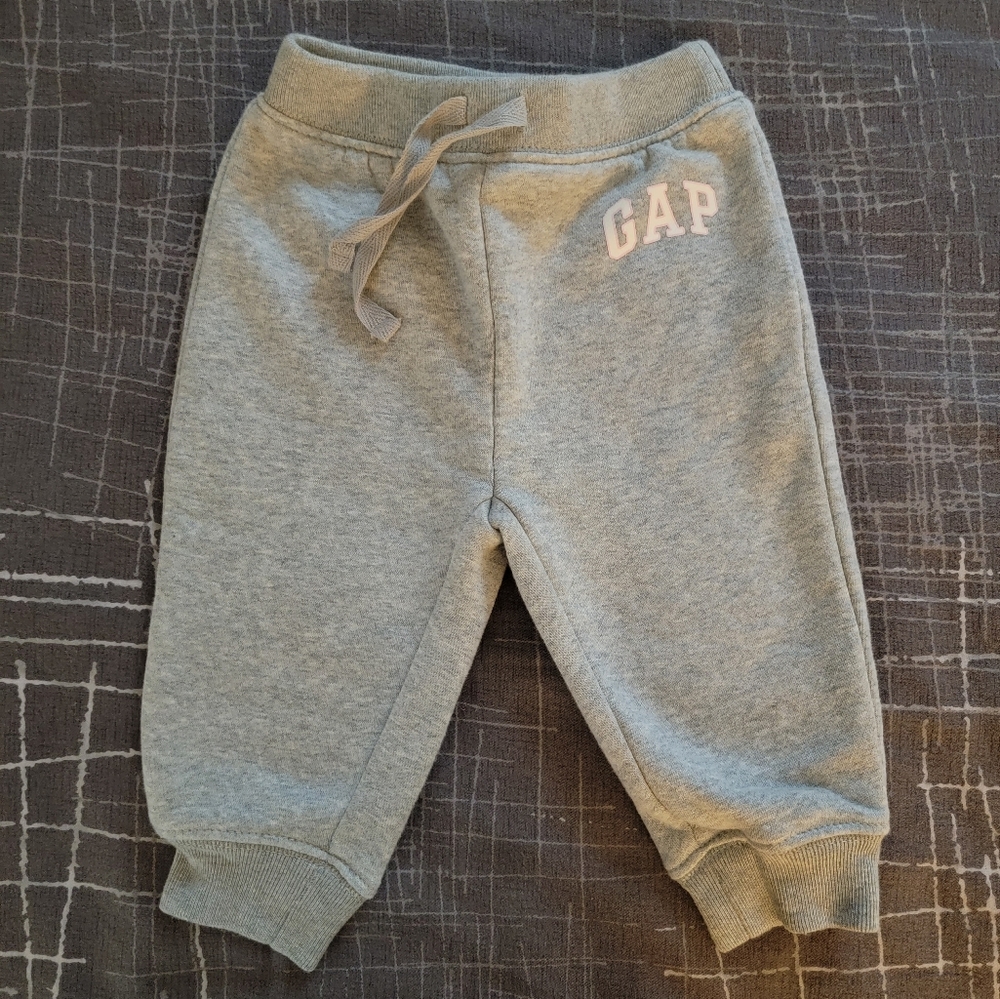 EUC Gap Baby fleece lined pants 6-12 Months